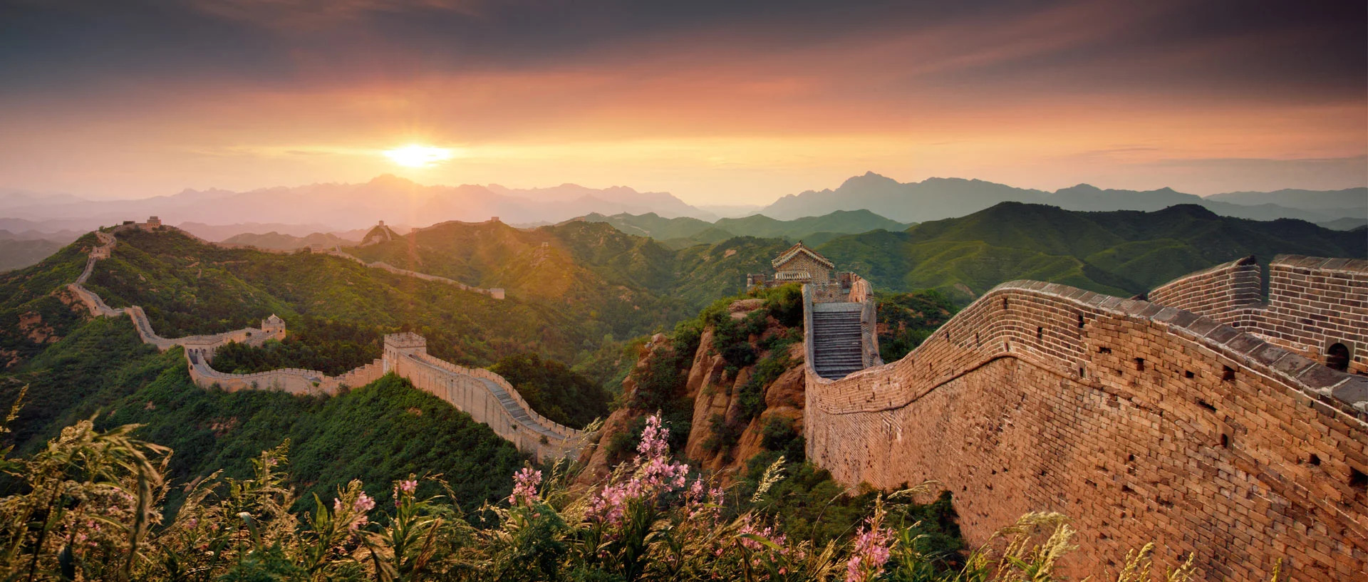 A Grande Muralha da China serpenteando pelas montanhas no trecho de Mutianyu, perto de Pequim