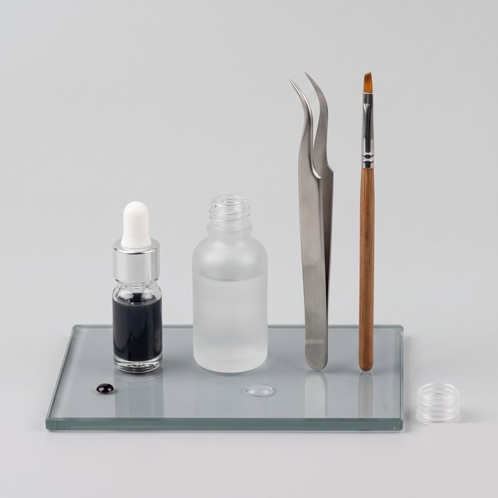 Cola de cílios, primer, esmalte em gel e pinça de aplicação