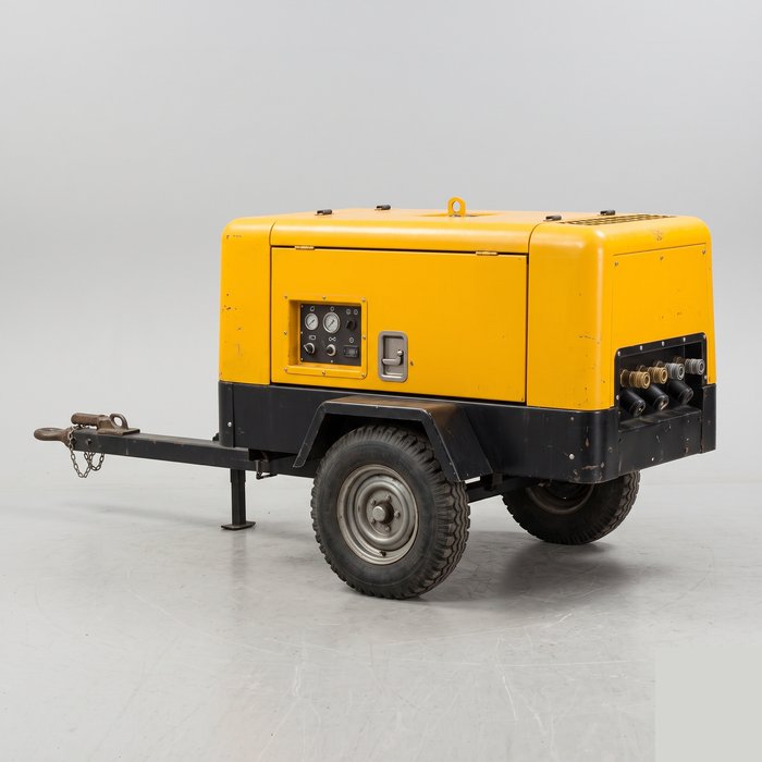 Compressor portátil rebocável de obra, montado sobre chassi com rodas