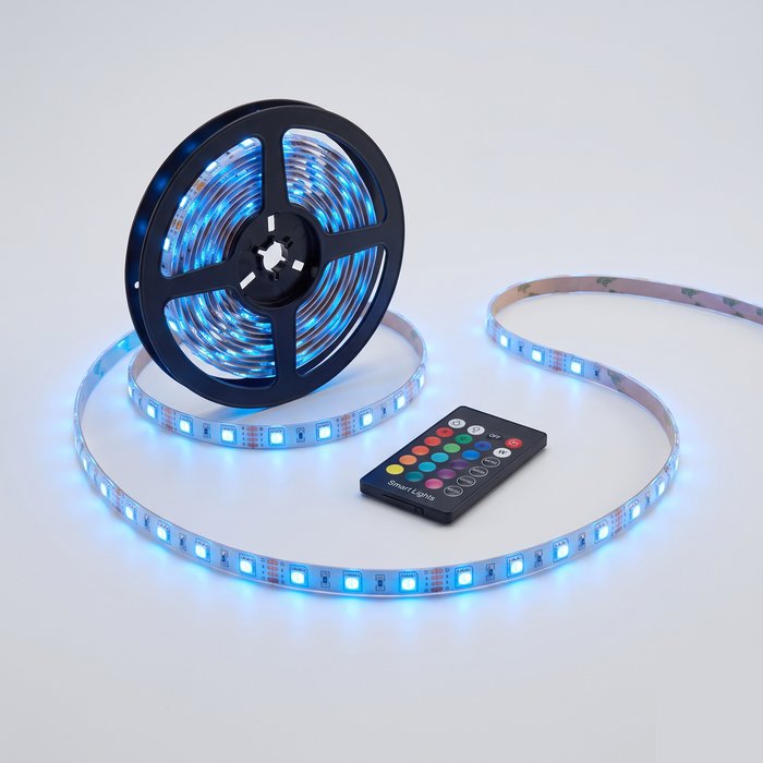 Rolo de fita LED RGB clássica acesa em azul com controle remoto