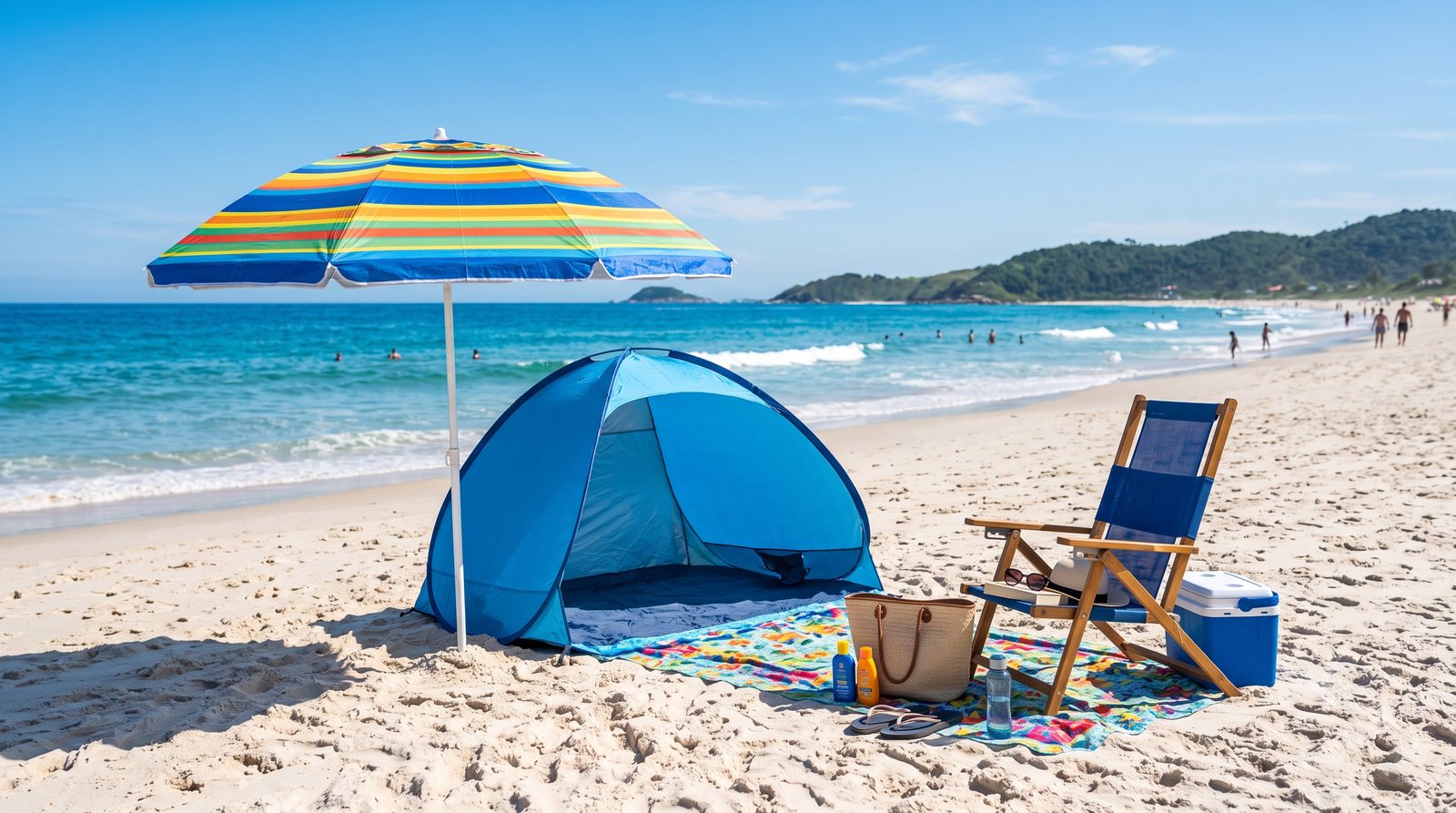 Guarda-sol e tenda de praia montados na areia num dia de sol