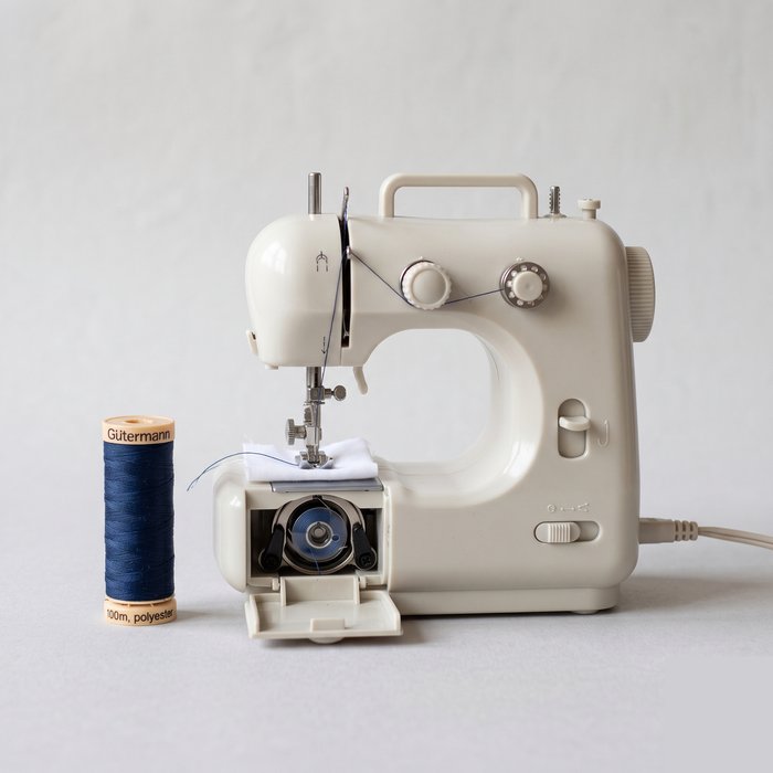 Mini máquina de costura portátil compacta de mão